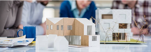 Maquettes architecturales sur une table lors d'une réunion professionnelle