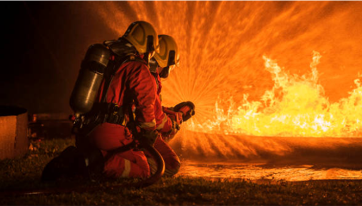 Pompiers en intervention face à un incendie