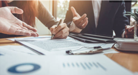 Gradins sous chapiteau nécessitant évaluation des mesures de sécurité incendie