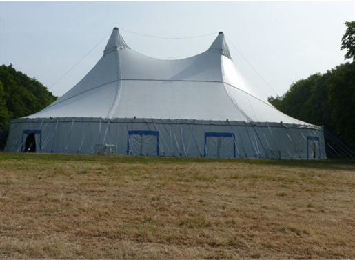 Structure en toile avec potentiel risques incendie