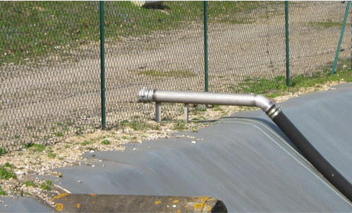 Tuyauterie avec raccordement sur membrane de rétention pour risques incendies