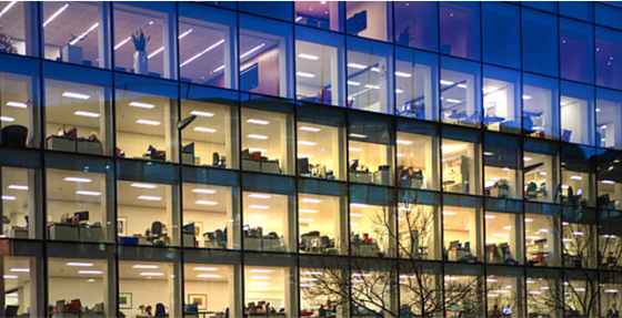 Sécurité incendie dans immeuble de bureaux pour protéger travailleurs