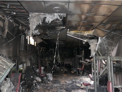 Évaluation dommages causés par incendie dans espace intérieur professionnel