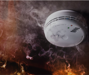 Détecteur de fumée activé pour prévenir incendies dans habitations